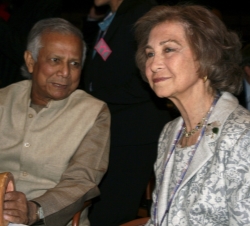 Su Majestad la Reina junto al Premio Nobel de la Paz en 2006, Mohamed Yunus, durante la inauguración de la Cumbre